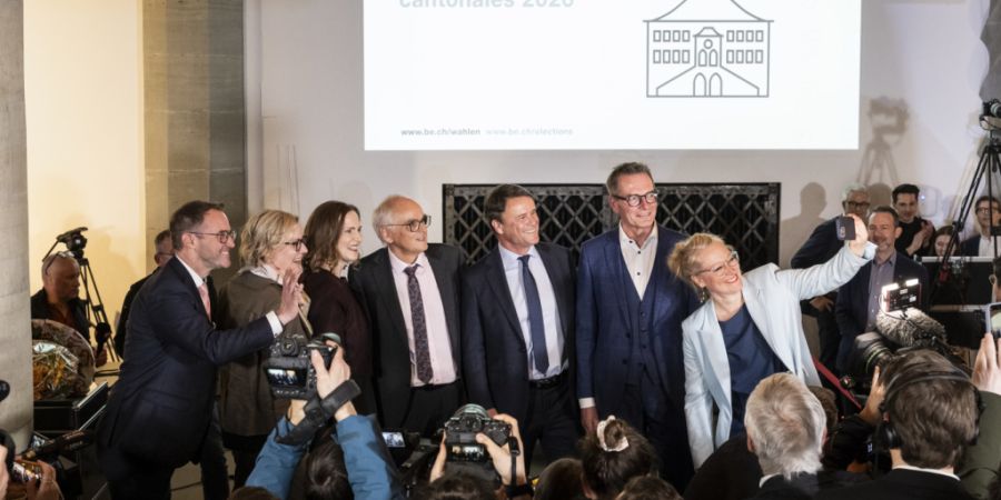 Unmittelbar nach dem sehr engen Wahlausgang posierte der neue Regierungsrat für ein Selfie in der Rathaushalle. (Archivbild)