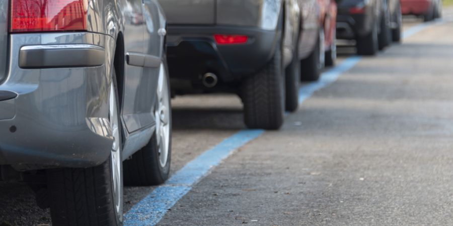 Die Parkkarten müssen ab Oktober 2026 nicht mehr physisch im Auto hinterlegt werden. (Archivbild)