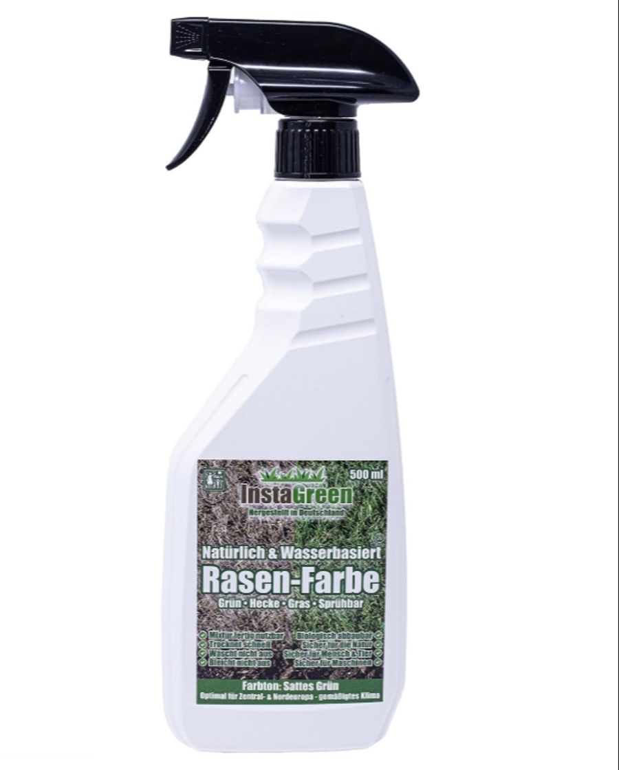 Die grüne Farbe wird mithilfe von Sprühflaschen aufgetragen.