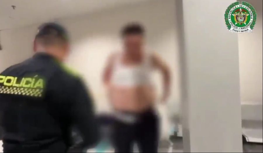 Die Drogen hatte der Mann unter anderem am Oberkörper und an den Beinen versteckt.