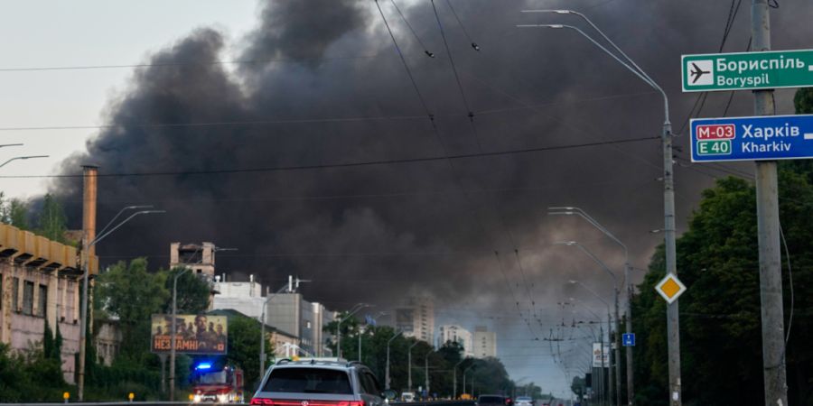 Nach einem russischen Angriff steigt Rauch über der Stadt auf. Foto: Efrem Lukatsky/AP/dpa