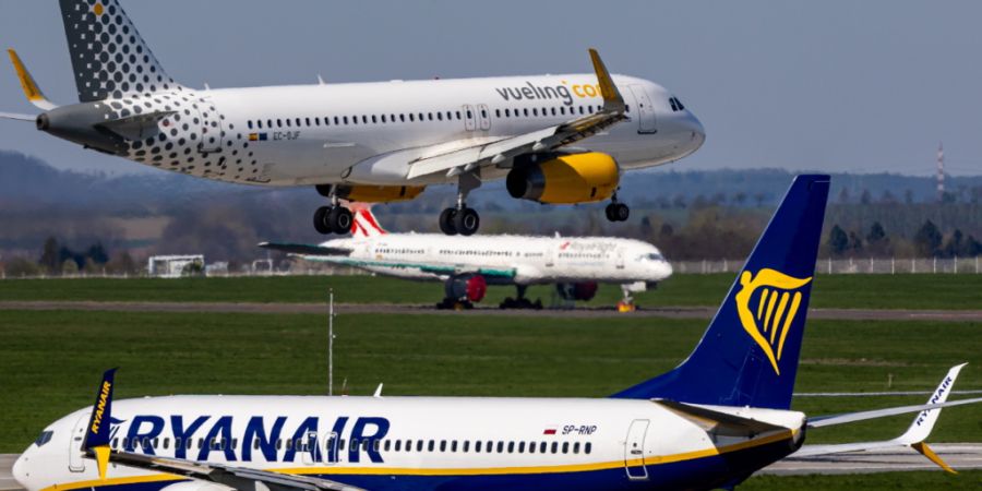 Die irische Billigfluggesellschaft Ryanair musste im ersten Quartal einen Gewinneinbruch hinnehmen. (Archivbild)