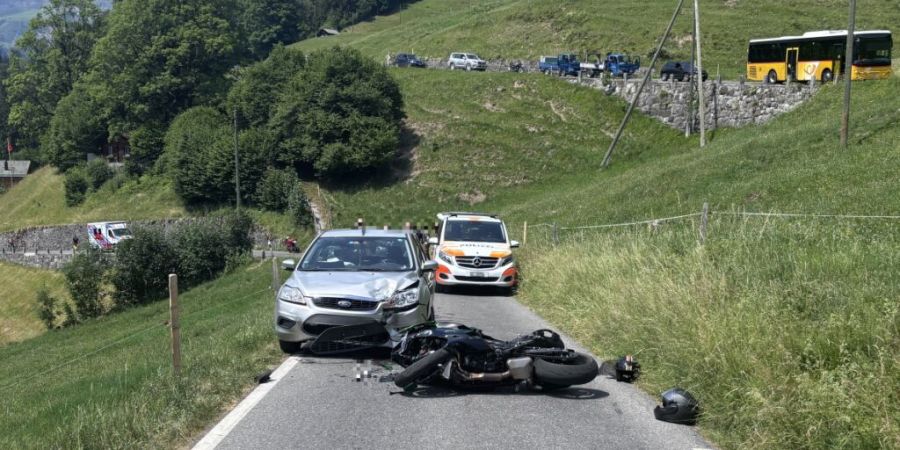 Ein Töfffahrer verlor in Glarus die Kontrolle über sein Fahrzeug. Er geriet auf die Gegenfahrbahn und kollidierte mit einem entgegenkommenden Auto.