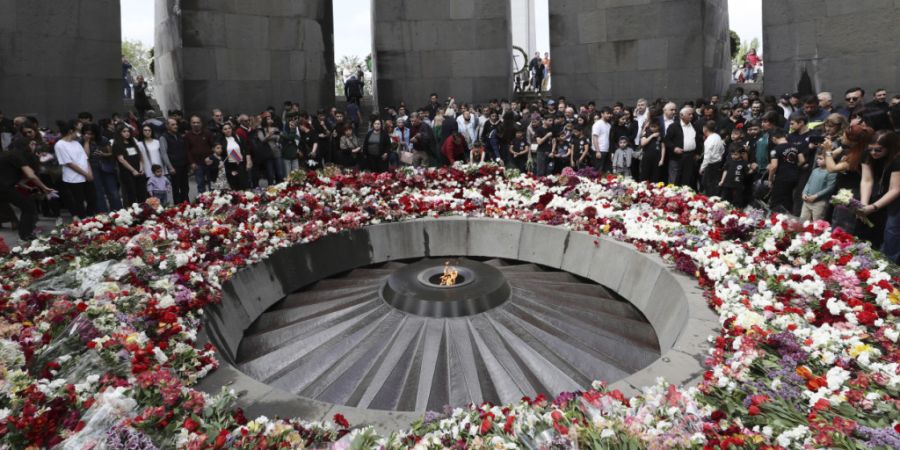 ARCHIV - Menschen versammeln sich in der armenischen Völkermord-Gedenkstätte um an der Gedenkfeier zum 110. Jahrestag des Massakers teilzunehmen und die Opfer des Völkermords an Arme...