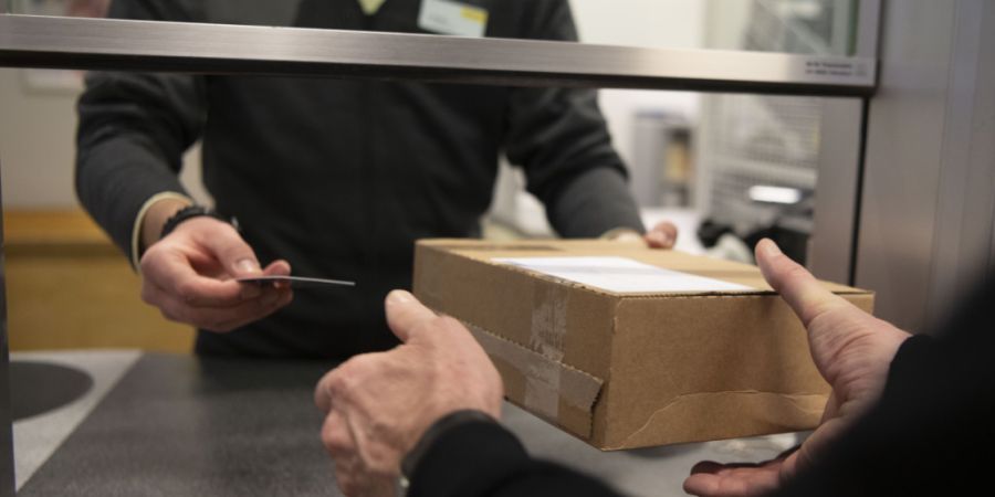 Die eidgenössische Postkommission rügt die Post nach der Schliessung ihres Schalters in einer Apotheke in Riehen BS. (Symbolbild)