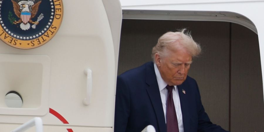 US-Präsident Donald Trump steigt aus der Air Force One aus. Foto: Julia Demaree Nikhinson/AP/dpa