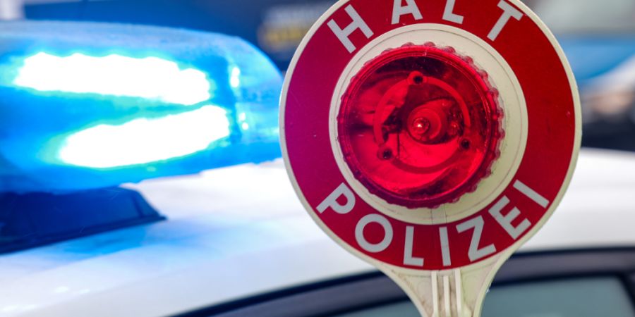 Der Fahrer missachtete die Haltezeichen der Polizei und fuhr mit massiv überhöhter Geschwindigkeit davon. (Symbolbild)
