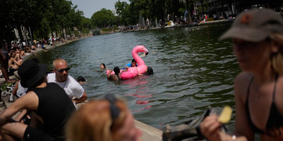 Pariser baden im Canal Saint-Martin. Foto: Christophe Ena/AP/dpa