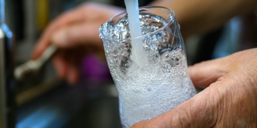 Ein Grundwasserpumpwerk in Glarus, welches Trinkwasser lieferte, wurde wegen einem zu hohen Chemikalienwert abgeschaltet. (Symbolbild)