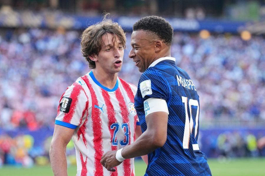 Kylian Mbappé kann zum Schluss nur noch lachen: Die Paraguayer gingen den Superstar der Franzosen im Achtelfinal der WM 2026 sehr hart an.