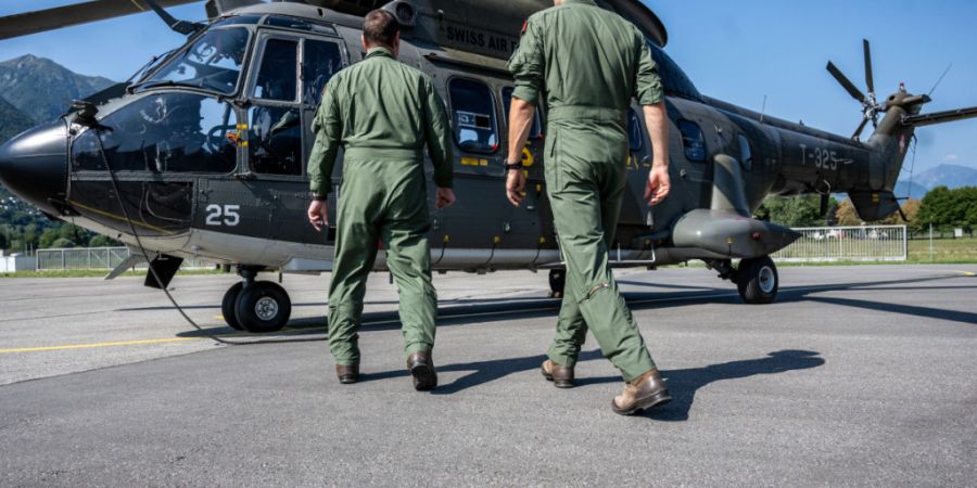 Drei Super-Puma-Helikopter mit 22 Einsatzkräften hoben am Dienstag von Locarno in Richtung Korsika ab. (Archivbild)