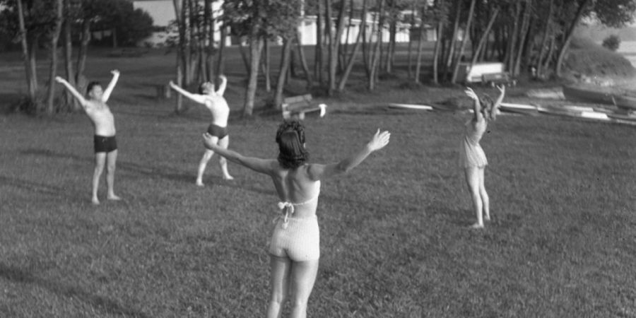 Lag im Trend: Frühturnen im Strandbad Buchhorn in Arbon TG, aufgenommen am 1. Juli 1942.