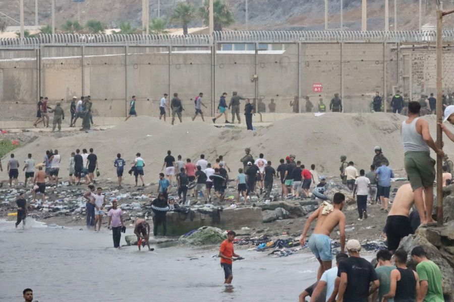 In Ceuta und Melilla herrscht momentan Ausnahmezustand: Innert 24 Stunden überwanden rund Zehntausende Migranten aus Marokko die spanische Grenze.