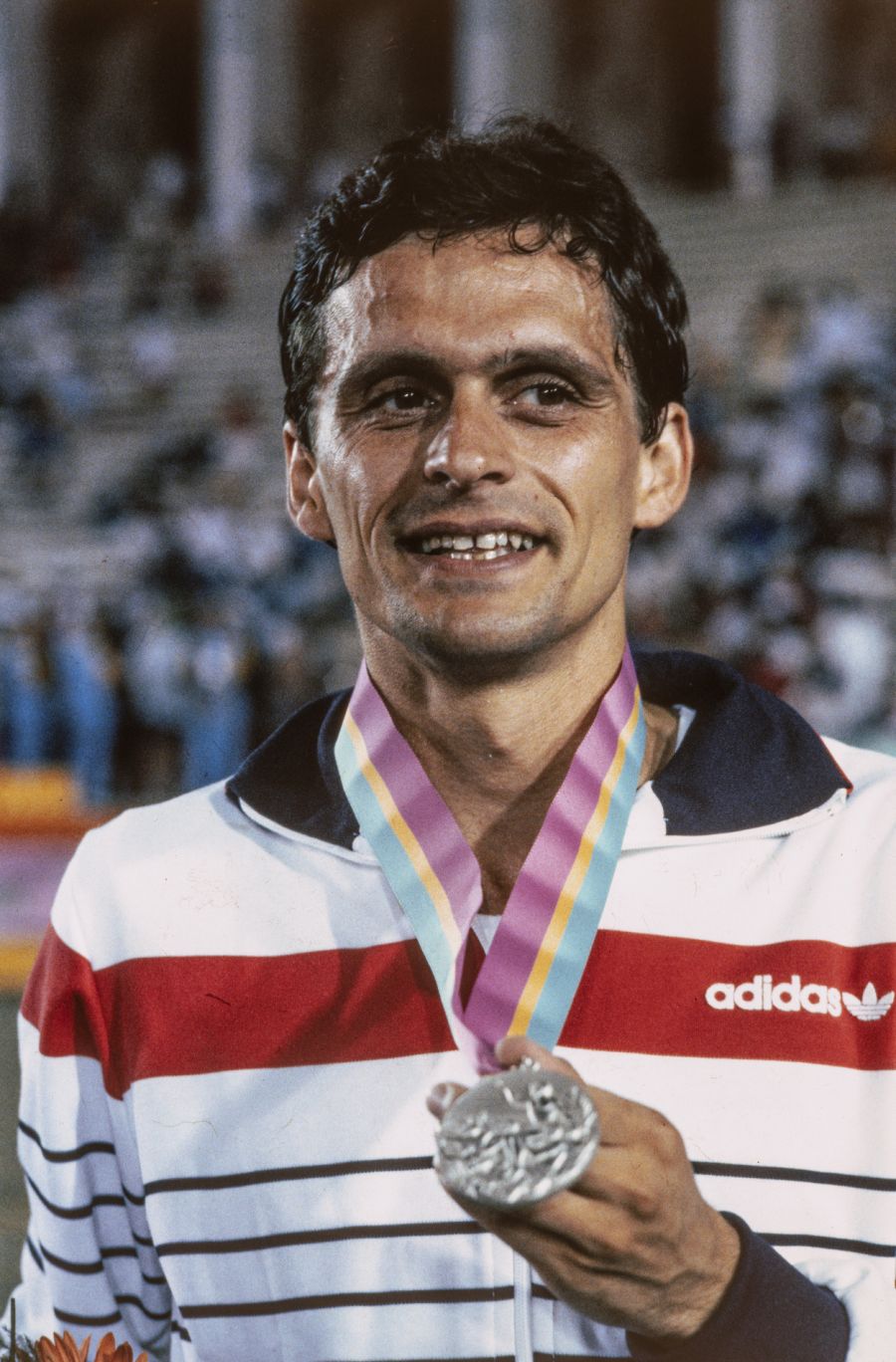Der Firmengründer Markus Ryffel, hier mit seiner Silbermedaille während den Olympischen Spielen 1984 in Los Angeles.
