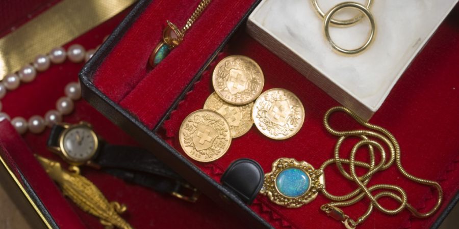 Wer Schmuck oder Gold verkaufen will, soll dies bei autorisierten Händlern tun, rät die Luzerner Polizei. (Archivbild)