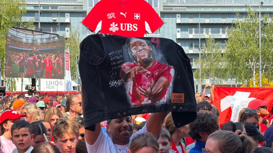 Die Schweizer Fans feiern die Nati in Zürich.