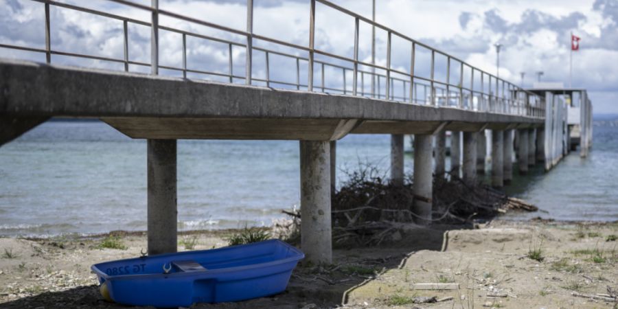 Aus dem Bodensee darf trotz der Trockenheit und tiefem Pegelstand weiterhin Wasser entnommen werden. (Archivbild)