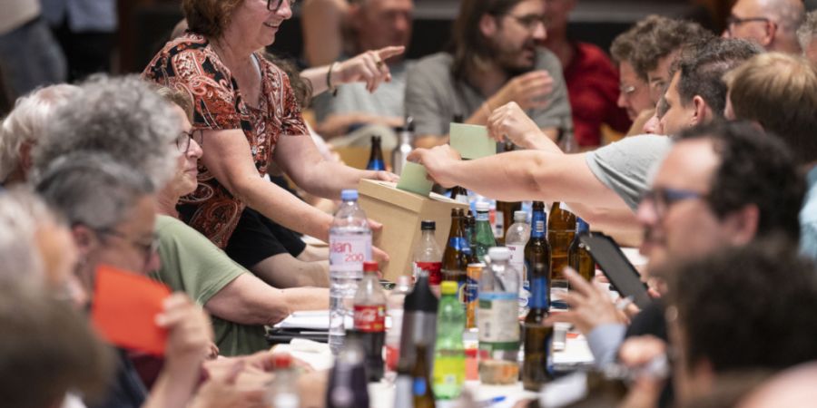 Die Stadtzürcher SP will an Feiern nicht auf ein Gratis-Bier verzichten. Die Partei lehnt ein Verbot von Gratis-Alkohol ab. (Archivbild)