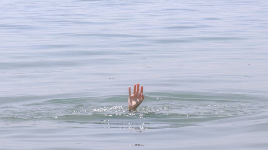 2023 ertrank ein Mädchen im apulischen Margherita di Savoia beinahe im Meer, weil die Bagnini in ihr Smartphone vertieft waren.
