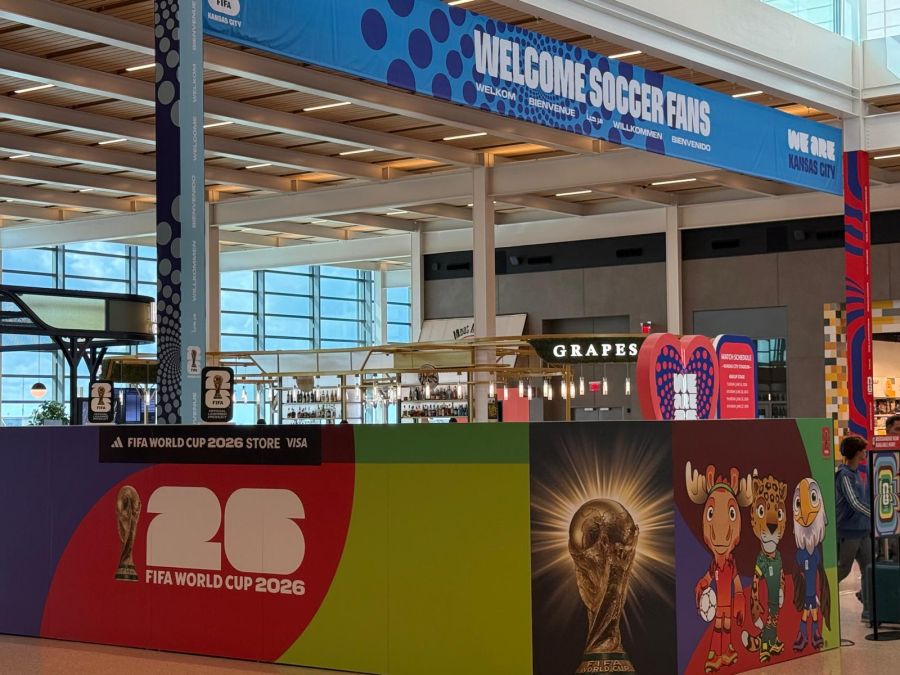 Die Fans werden am Flughafen willkommen geheissen.