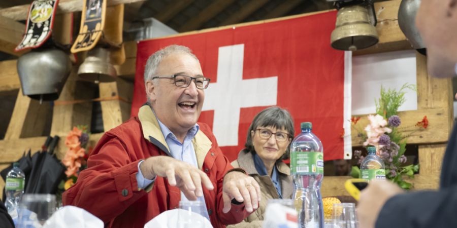 Bundespräsident Guy Parmelin wird wieder an einem 1.-August-Brunch auf einem Bauernhof teilnehmen. Das Bild zeigt ihn und seine Frau Caroline 2023 in Schwarzsee FR. (Archivbild)
