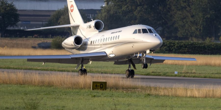 Hoch hinaus: Im vergangenen Jahr ist die Landesregierung wieder mehr geflogen. (Archivbild: Bundesratsjet landet nach einem Bundesratsbesuch in Washington D.C. im August 2025 in Bern-Belp)