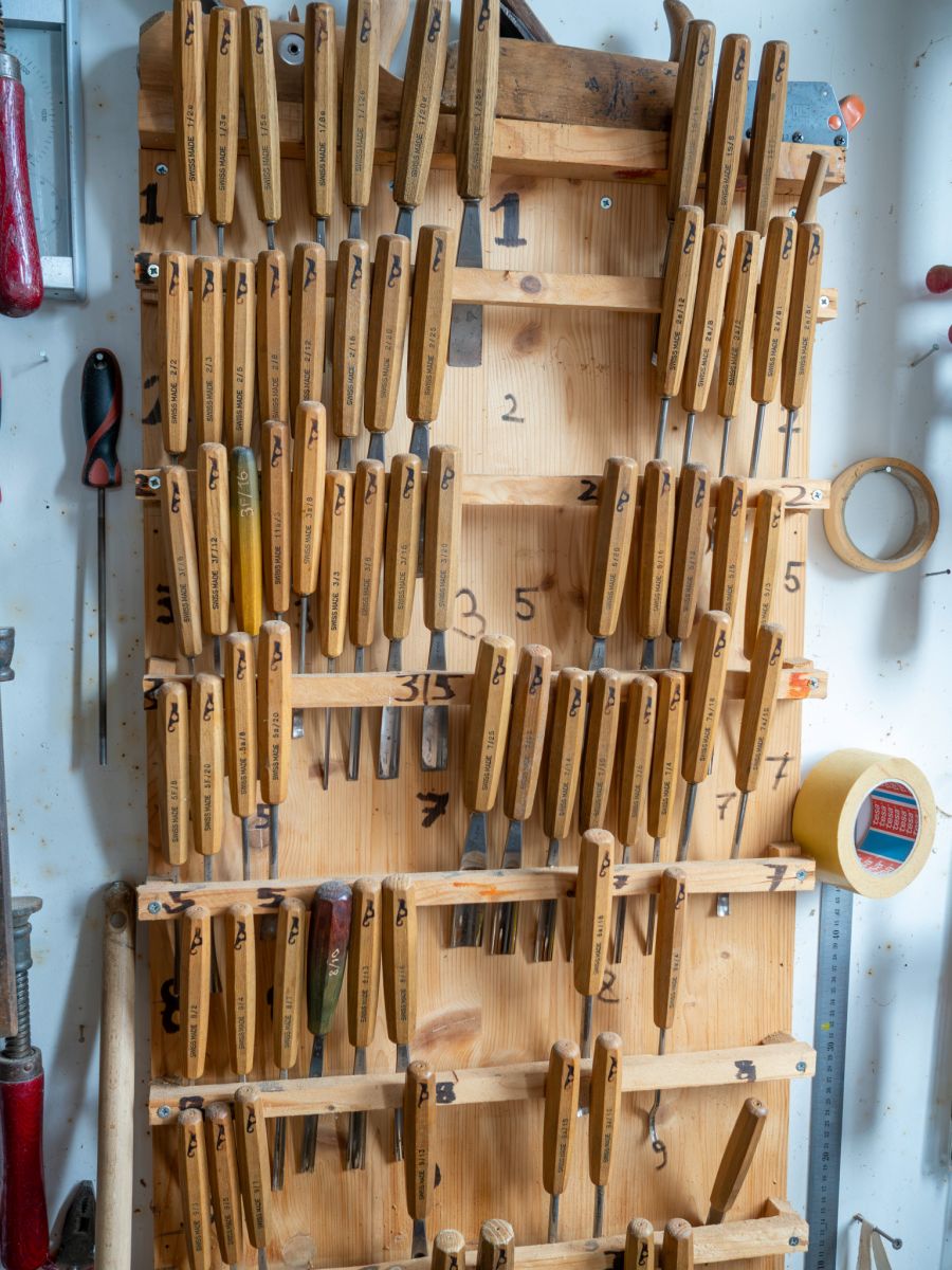 Grundsätzlich könne man jedes Holz schnitzen, so Gass.