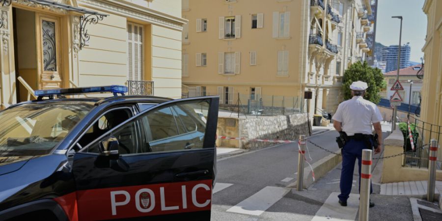 dpatopbilder - Ein Polizist steht auf einer Straße in Monaco Wache. Foto: Philippe Magoni/AP/dpa