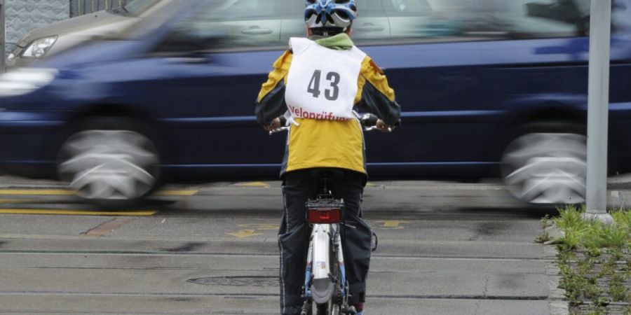 Veloprüfung und Verkehrsunterricht soll die Stadt Zürich auch an Privatschulen anbieten. Der Stadtrat prüft das Anliegen. (Archivbild)