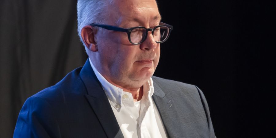 Gemeindepräsident von Crans-Montana, Nicolas Féraud, sieht derzeit weiter von einem Rücktritt ab, wie er im NZZ-Interview sagte. (Archivbild)