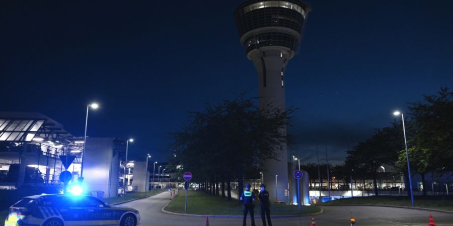 Polizei steht vor dem Tower des Münchner Flughafens. Am Flughafen München ist der Flugbetrieb teilweise eingestellt worden. Foto: Sven Hoppe/dpa