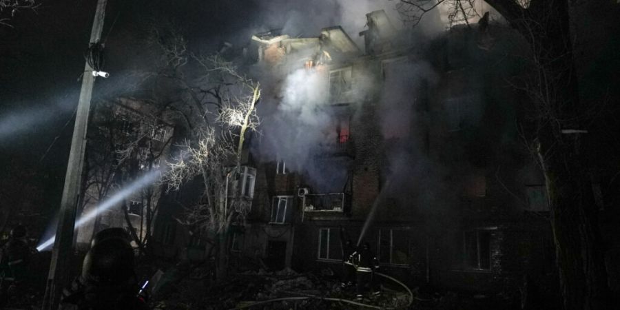 ARCHIV - Rettungskräfte löschen ein Feuer nach einem russischen Drohnenangriff auf Krywyj Rih. Foto: Mykola Myrnyi/AP/dpa/Archivbild