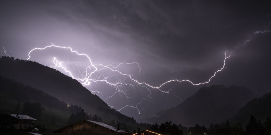 Meteoschweiz setzt neu auf künstliche Intelligenz, um Gewitter präziser vorherzusagen. Das System liefert zuverlässigere Warnungen vor Hagel oder Starkregen direkt auf die App. (Arch...