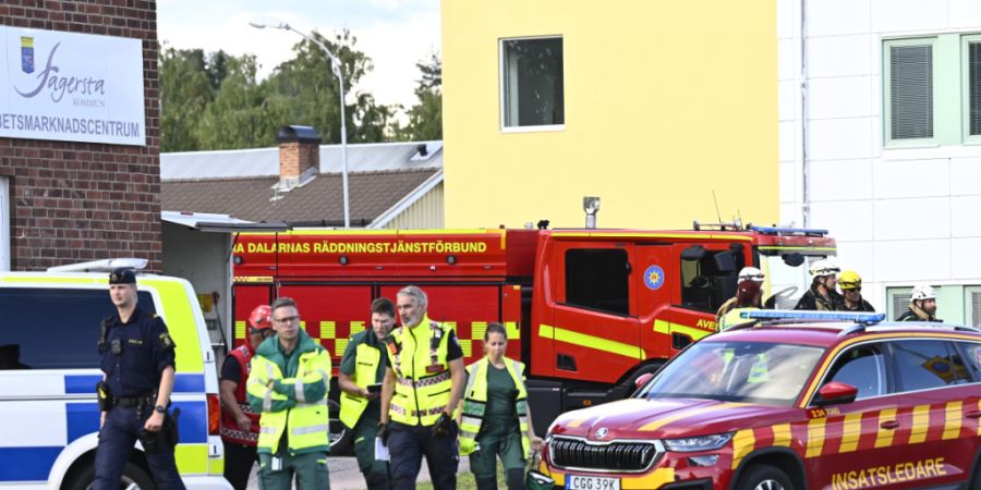 dpatopbilder - Polizei und Rettungskräfte im Einsatz vor der Brinellskolan. An einer Schule in Schweden hat eine Person mit einem Schwert mehrere Menschen verletzt. Der Täter befinde ...