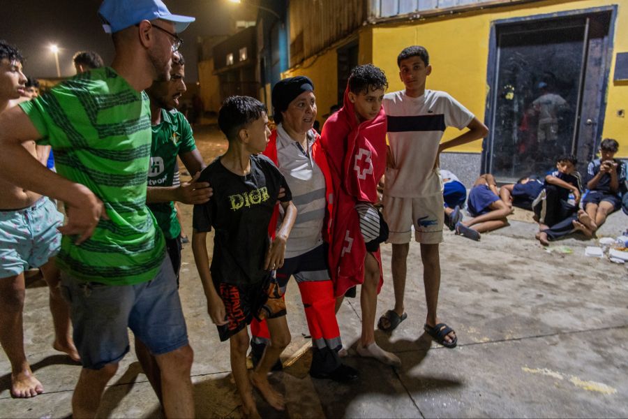 Die restlichen Minderjährigen werden an die spanischen Regionen verteilt.