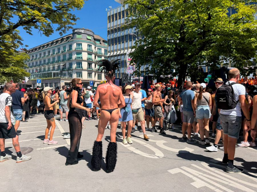 Bei den heissen Temperaturen bevorzugen viele Raver eher «luftige» Kleidung.