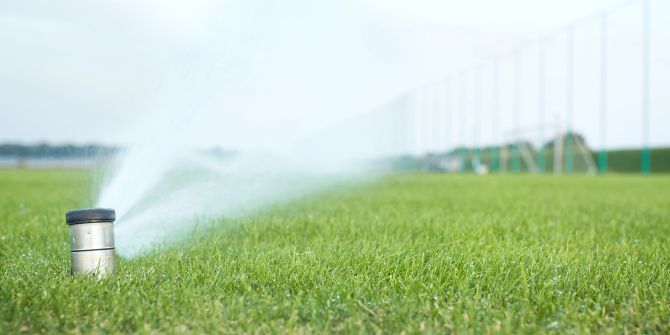 Sportplatz Fussball Rasen Sprinkler