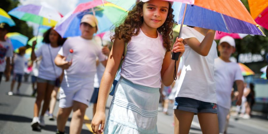 Nach der Auslösung der Hitzewarnung passen sich die Genfer Schulen der Situation an. Ob die für nächste Woche geplanten Schulfeste der Grundschulen stattfinden können, hängt von de...