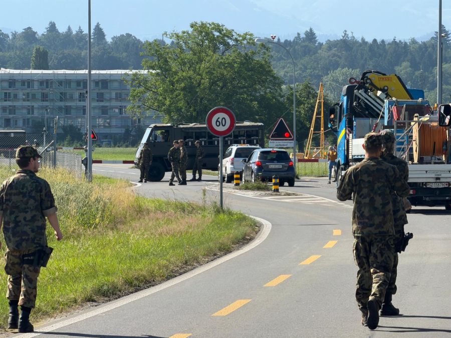 Soldaten und Einsatzkräfte sichern den Bereich rund um den Bürgenstock.