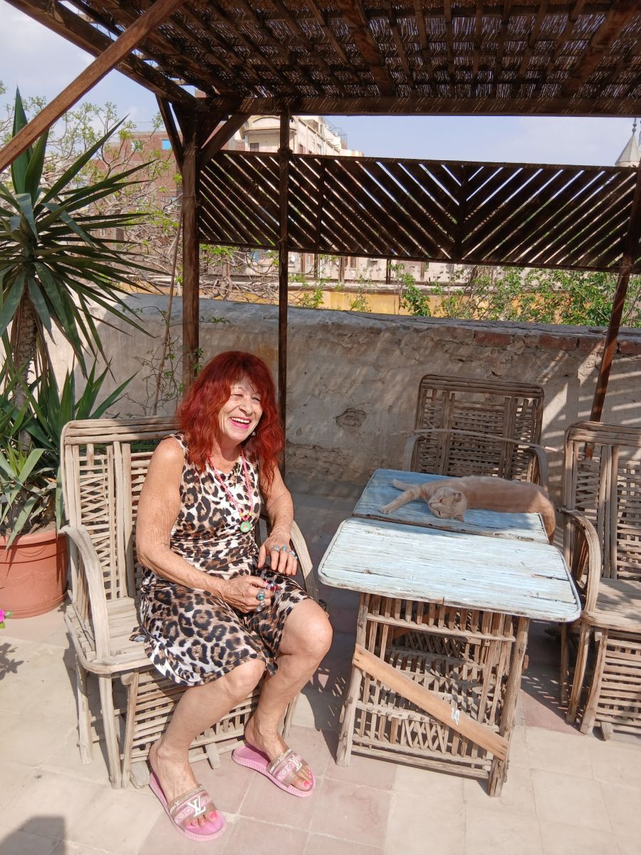 Barbara Elnimra Gerber auf ihrer Dachterrasse.