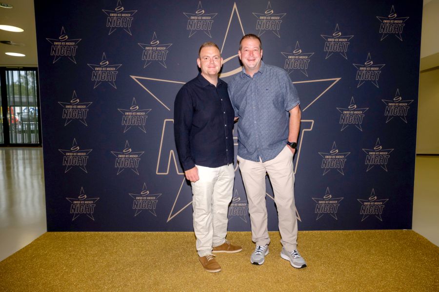 SRF-Kommentator Reto Wiedmer und Oliver Jakob, Jakob-Markt Zollbrück, Partner Swiss Ice Hockey.
