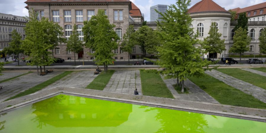 Aktivisten der Protestbewegung «Extinction Rebellion» haben den Mauerbrunnen im Invalidenpark vor dem Wirtschaftsministerium grün gefärbt. Foto: Christophe Gateau/dpa