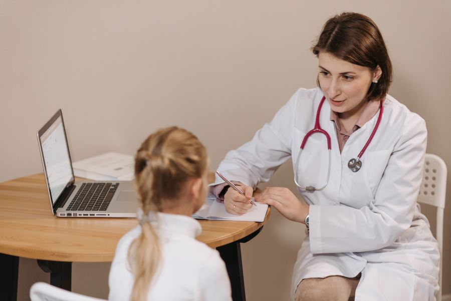Kinderärzte beobachten eine Zunahme bei Kindern, die wegen Schulproblemen zum Arzt kommen.