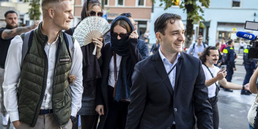 Die beiden Hauptbeschuldigten im Prozess gegen Mitglieder der rechtsextremen Gruppierung «Junge Tat» auf dem Weg zum Bezirksgericht Zürich am Freitagmorgen.