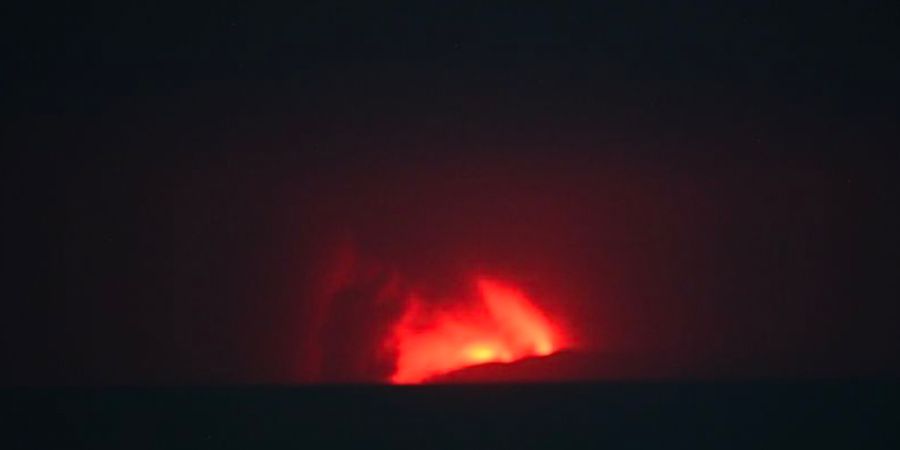 HANDOUT - Ausbruch des Anak Krakatau in der Sundastraße. Foto: Uncredited/PVMBG/AP/dpa - ACHTUNG: Nur zur redaktionellen Verwendung und nur mit vollständiger Nennung des vorstehenden ...