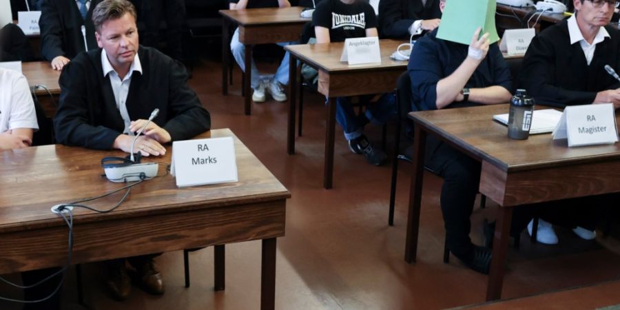Die Angeklagten sitzen im Sitzungssaal im Strafjustizgebäude zu Beginn eines weiteren Prozesstags im Prozess gegen die rechtsextreme Terrorgruppe «Letzte Verteidigungswelle». Foto: C...