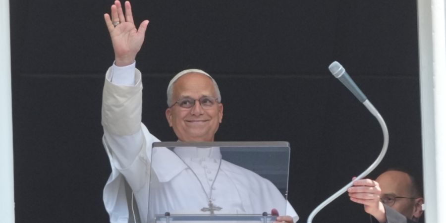 ARCHIV - Papst Leo XIV. spricht auf dem Petersplatz im Vatikan das Mittagsgebet «Angelus». Foto: Gregorio Borgia/AP/dpa