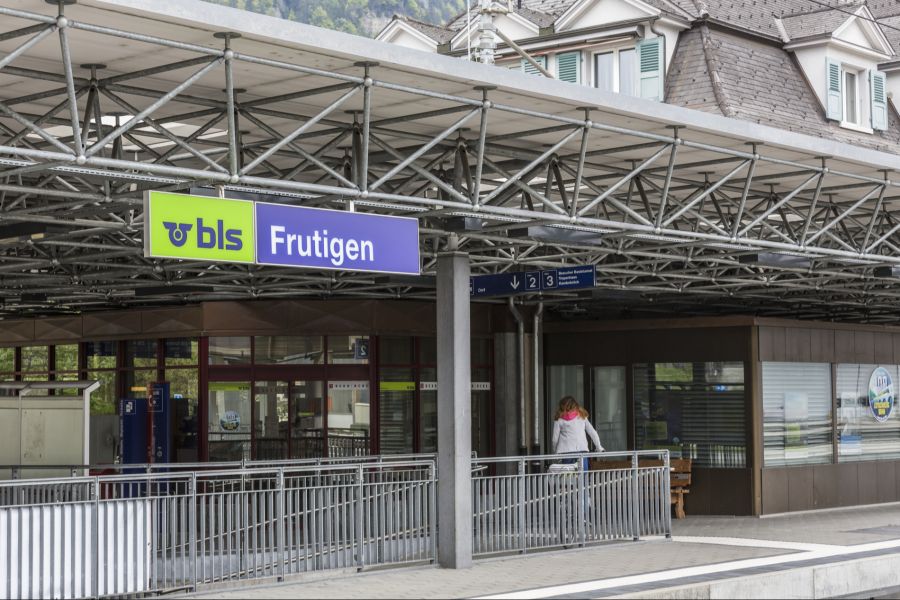 Ob der Besitzer des Der Bus-Chauffeur sucht auf dem Perron am Bahnhof Frutigen nach dem Besitzer.
