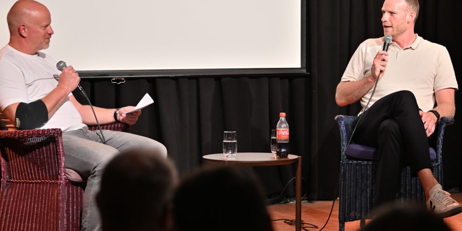 Nationalspieler Lenny Rubin (rechts) im Gespräch mit Moderator Jürg Lüthi.