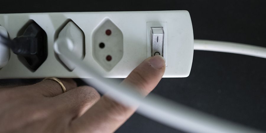 Wer in Steinhausen im Kanton Zug Strom vom gemeindeeigenen Elektrizitätswerk bezieht, bezahlt ab 2027 einen Einheitstarif. (Symbolbild)